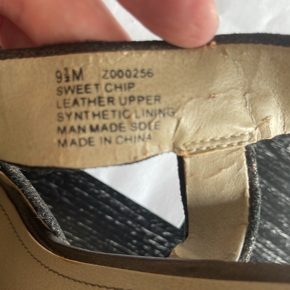 Kenneth Cole Reaction matte gold basketweave sling back sandal w/wood heels. - Picture 9 of 9